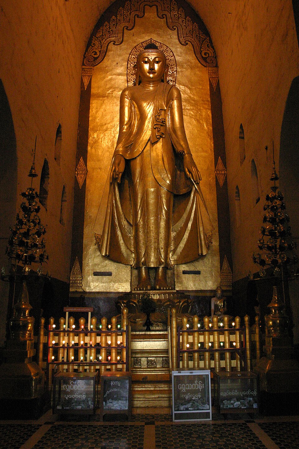 Tượng Phật Câu Na Hàm Mâu Ni Tại Myanmar