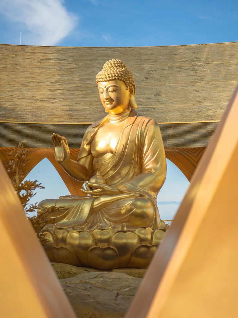 Tôn tượng Đức Phật Câu Na Hàm Mâu Ni tại núi Bà Đen Tây Ninh