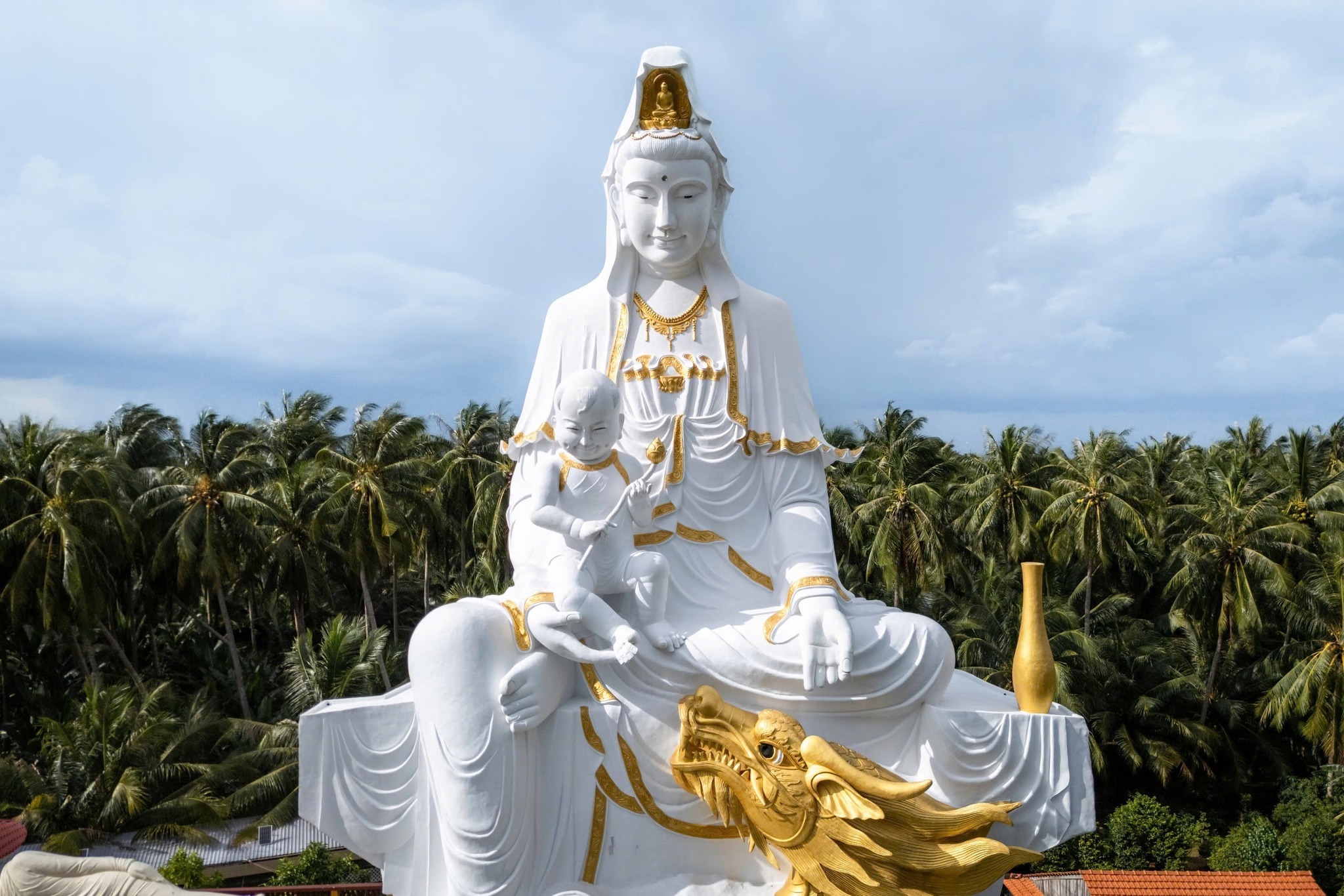 Tôn tượng Quan Âm Tống Tử có chiều cao 25m