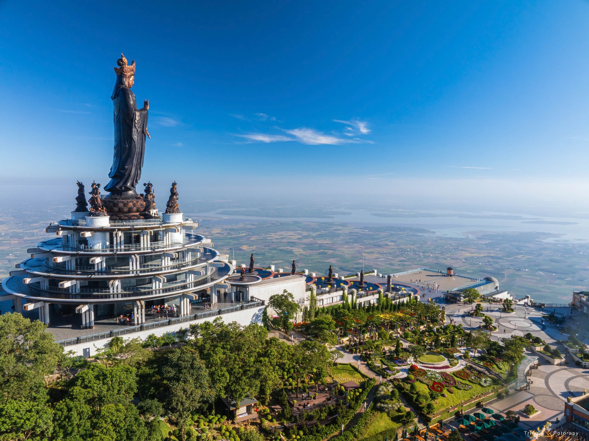 Hình ảnh Phật Bà Tây Bổ Đà Sơn uy nghi giữa biển mây núi Bà Đen, điểm hành hương linh thiêng của Phật tử và du khách miền Nam.