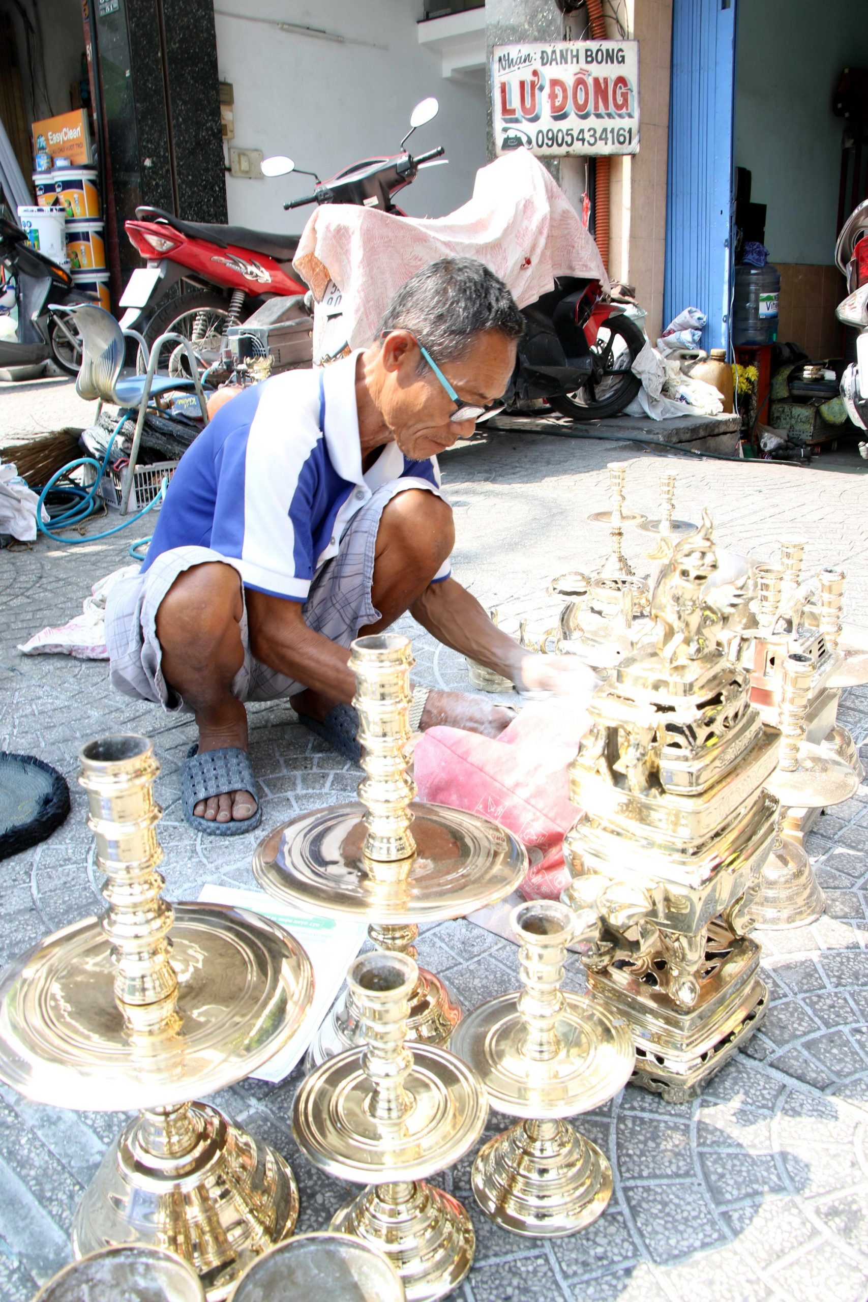 Oong Tiến có nhiều năm kinh nghiệm đánh bóng lư đầu