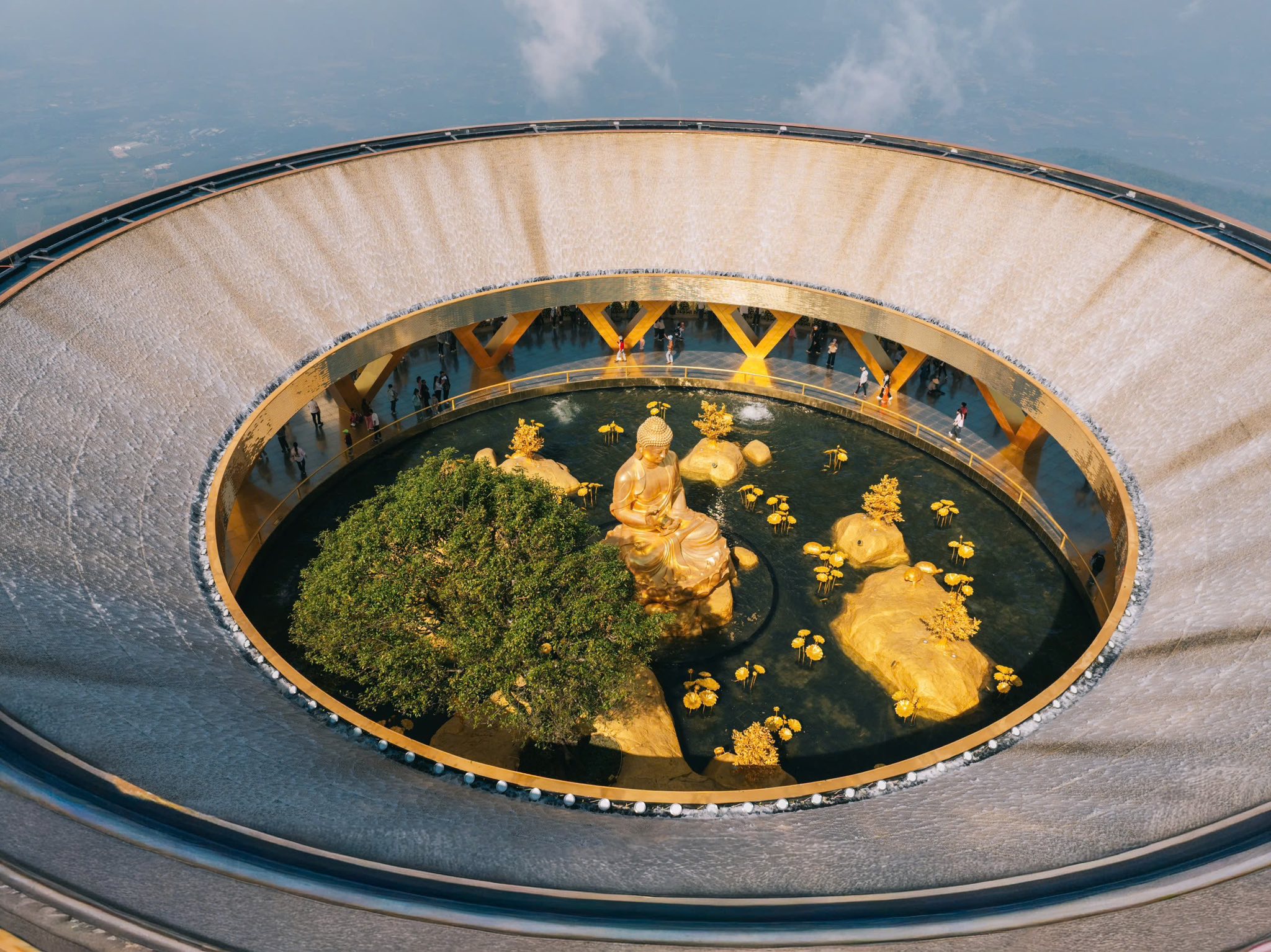 Tôn tượng Câu Na Hàm Mâu Ni nhìn từ trên cao